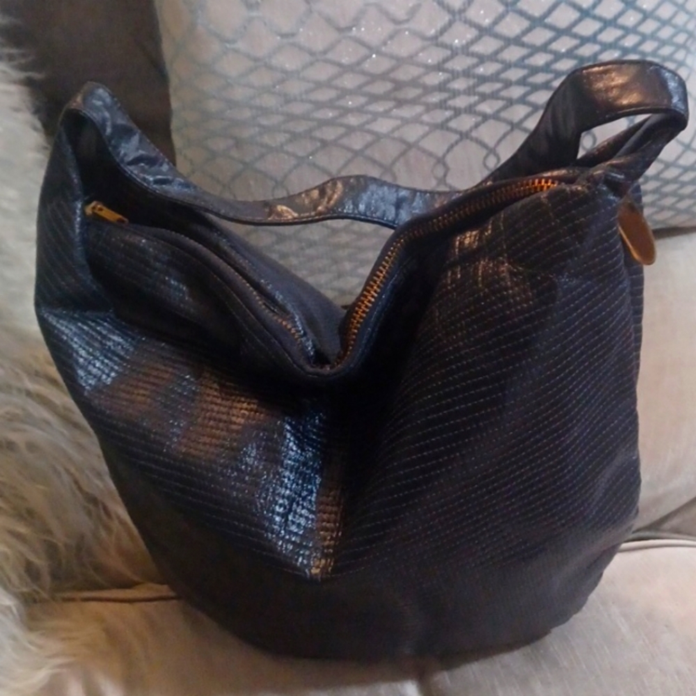 REVA NAVY VINTAGE PERFORATED LEATHER SLOUCH SHOULDER BAG - Picture 4 of 10